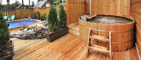 Outdoor spa tub