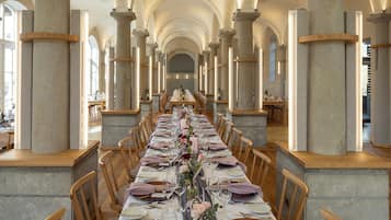 Petit-déjeuner et déjeuner servis sur place, spécialités Cuisine locale