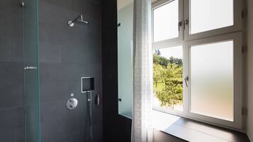 Deluxe-Doppelzimmer | Badezimmer | Haartrockner, Handtücher, Shampoo
