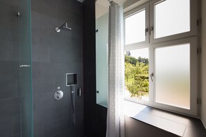 Habitación doble Deluxe | Baño | Secadora de cabello, toallas, shampoo 