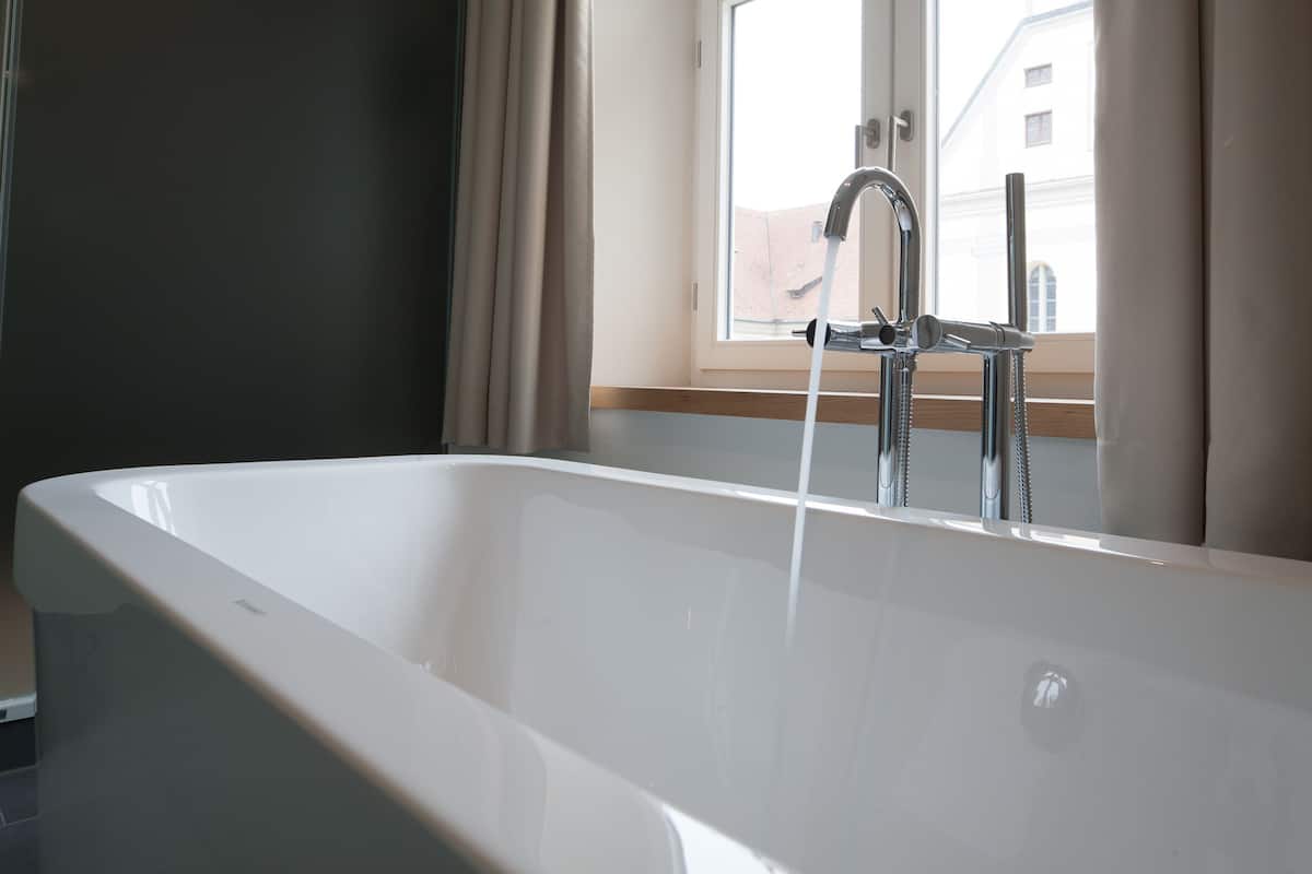 suite | deep-soaking bathtub