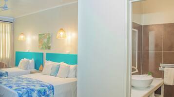 Habitación estándar, no fumadores, vistas parciales al mar (Cabana Couples) | Ropa de cama de alta calidad, colchones Tempur-Pedic, escritorio