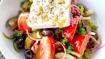 Ensalada con queso feta, pepinos, tomates, aceitunas y cebollas rojas.