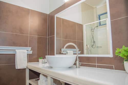 Standardzimmer, Nichtraucher, eingeschränkter Meerblick (Cabana Couples) | Badezimmer | Dusche, Haartrockner, Handtücher, Seife