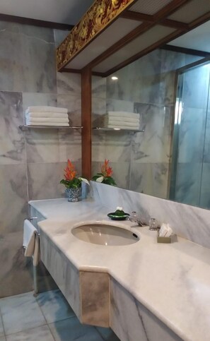 Superior Room, Balcony, Garden View | Bathroom | Shower, free toiletries, hair dryer, towels - Puri Padi Hotel (Ubud)