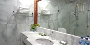 Shower, free toiletries, hair dryer, towels - Puri Padi Hotel (Ubud)