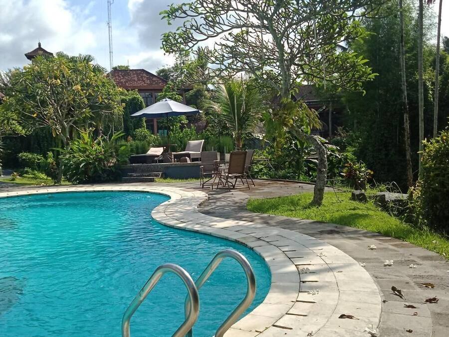 Piscina externa, espreguiçadeiras
