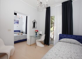 三人房 | 高档床上用品、加厚床垫、客房内保险箱、隔音