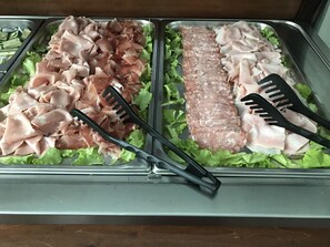 朝食 (ビュッフェ)、毎日提供 (1 名様 8 EUR)