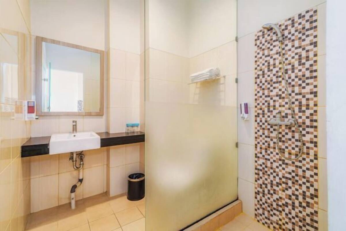 Bathroom | Shower, hair dryer (on request), towels