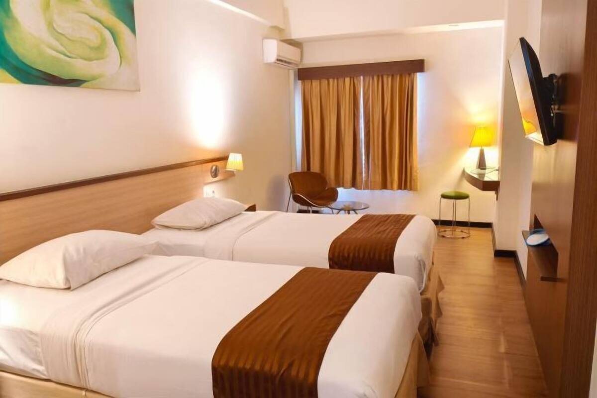 Premium bedding, desk, free WiFi