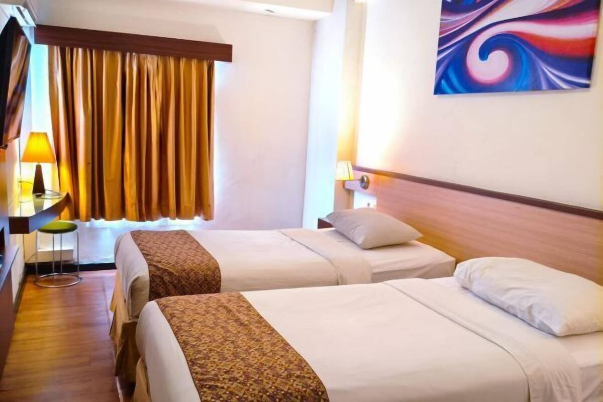 Premium bedding, desk, free WiFi