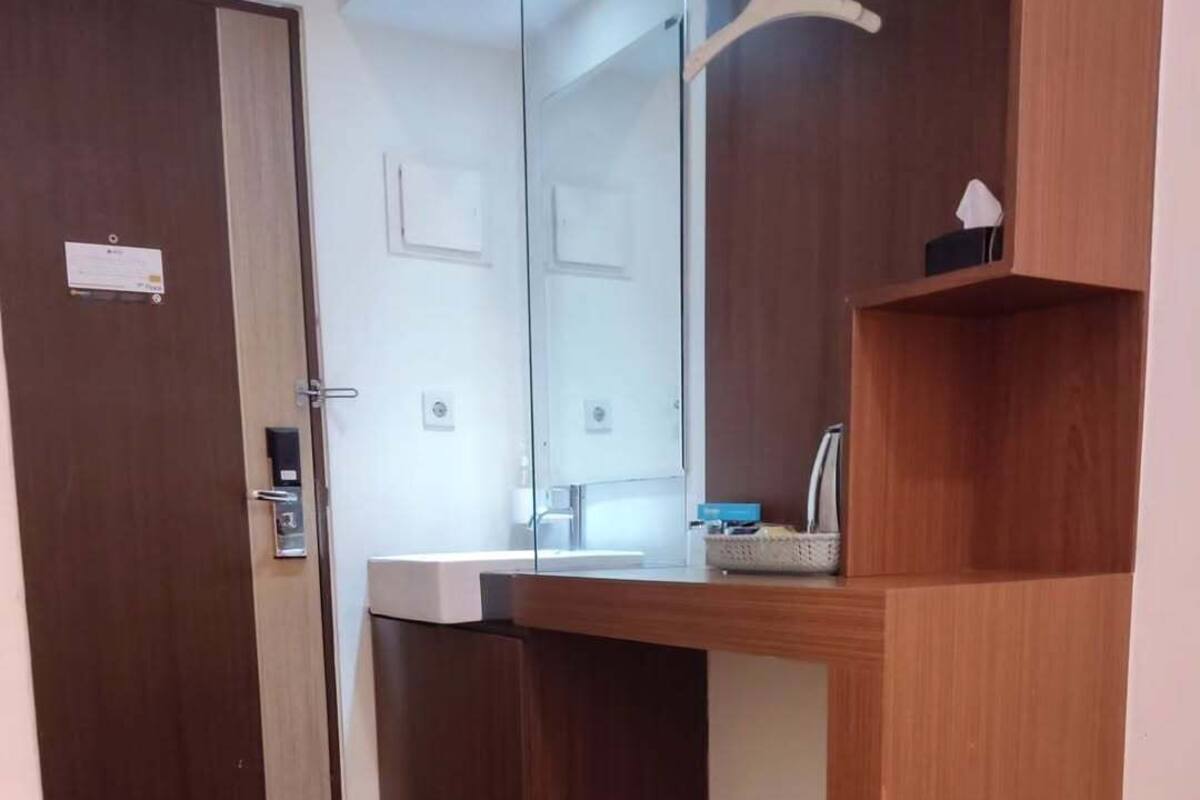 Premium bedding, desk, WiFi (free)