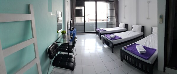 Habitación triple | Cortinas blackout, tabla de planchar con plancha y wifi gratis