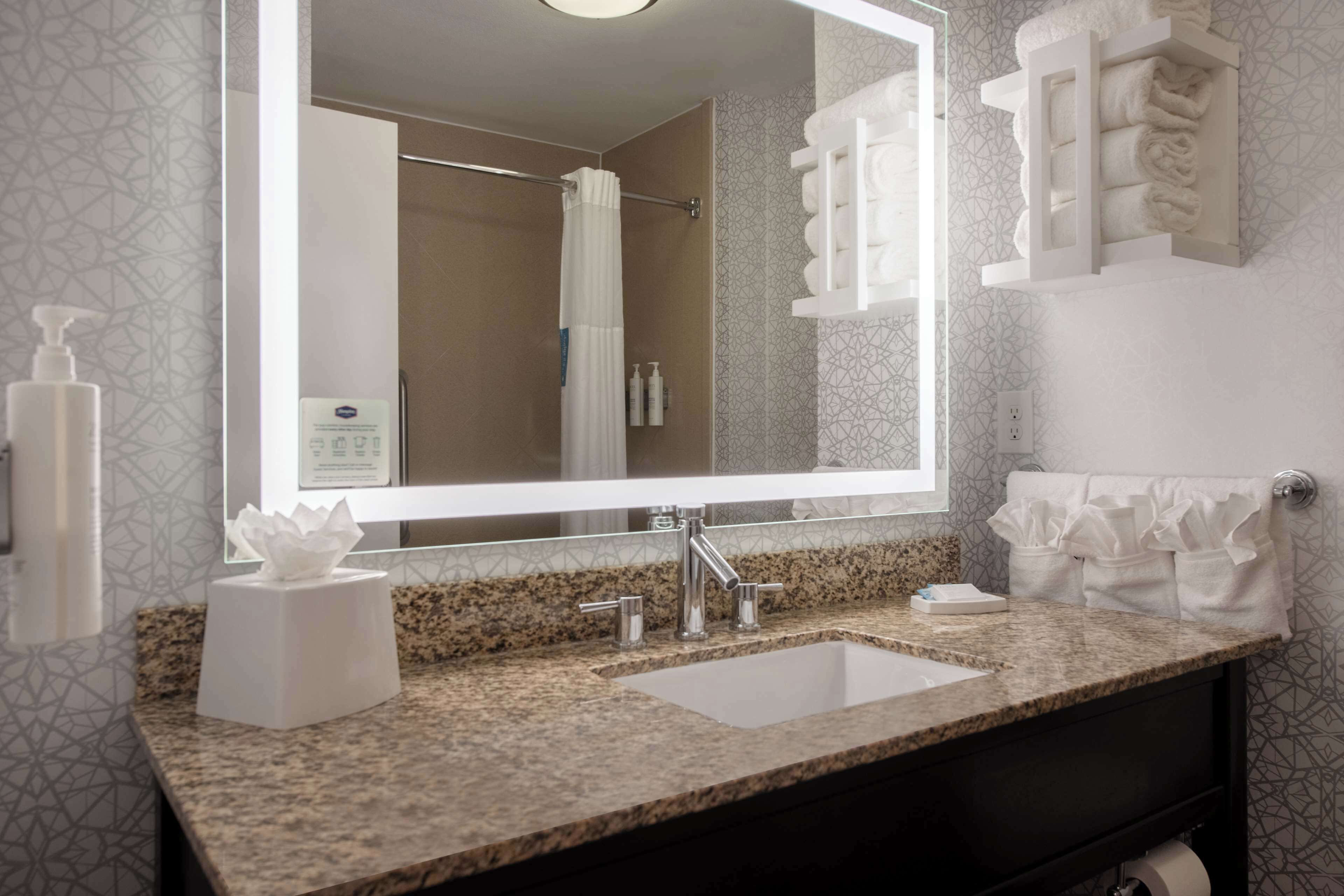 room, 1 king bed, non smoking | bathroom | free toiletries, towels, soap, shampoo