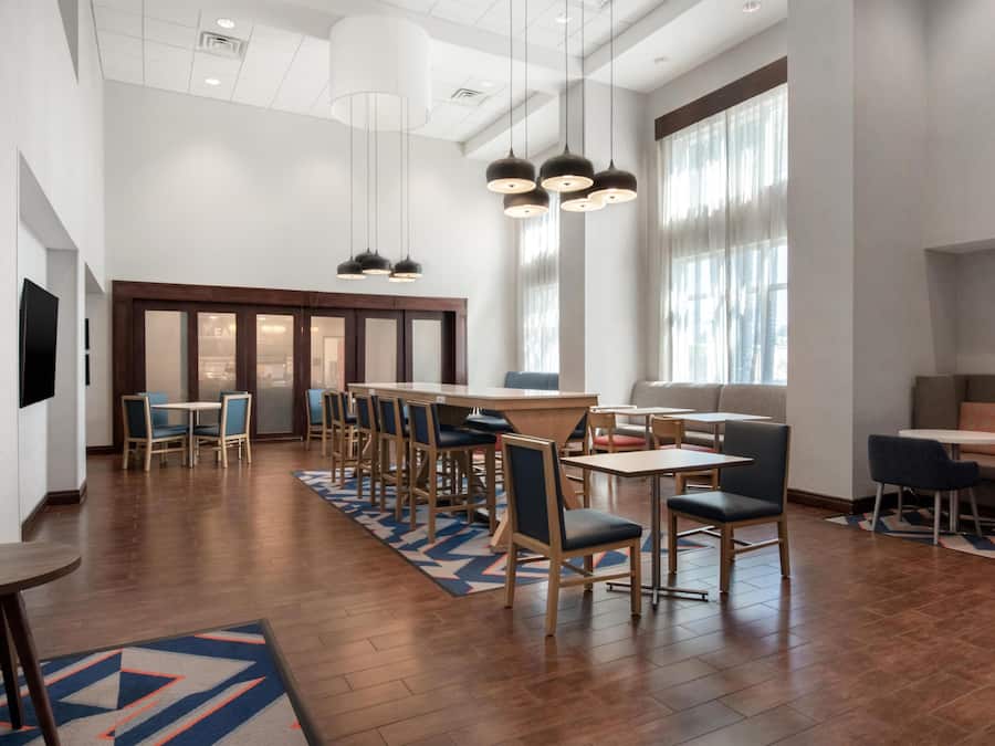 Tägliches inbegriffenes Frühstück zum Mitnehmen