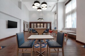 Tägliches inbegriffenes Frühstück zum Mitnehmen