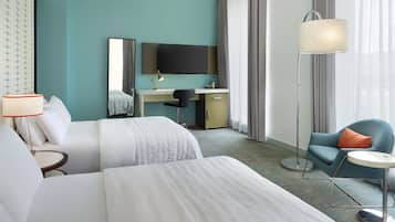 Hochwertige Bettwaren, Zimmersafe, Schreibtisch, BĂŒgeleisen/BĂŒgelbrett