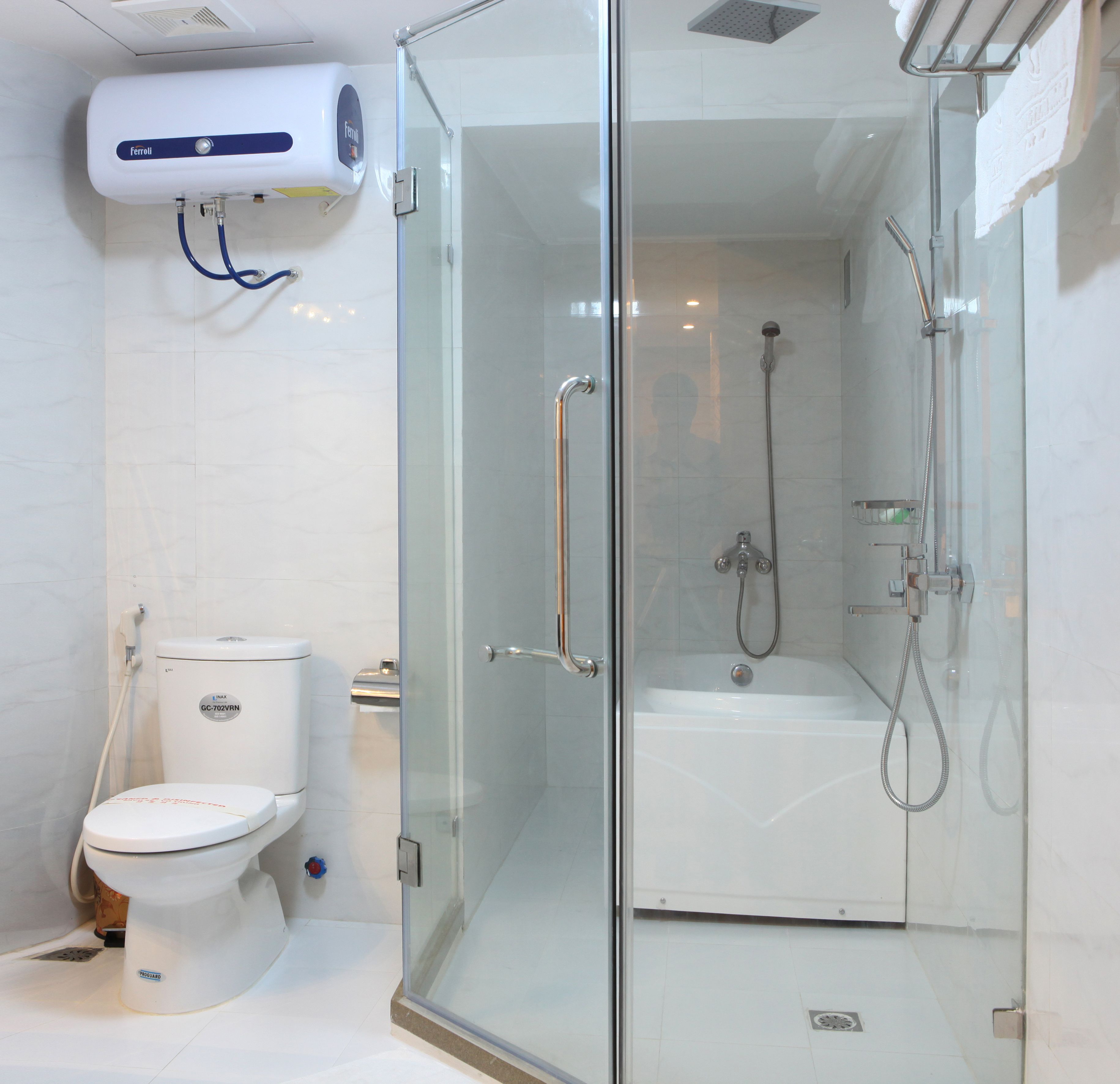 Designer-Toilettenartikel, Haartrockner, Hausschuhe, Bidet