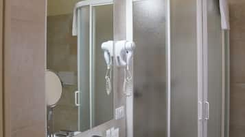 Habitación doble estándar de uso individual | Baño | Amenidades de baño gratuitas, secadora de cabello, bidet, toallas