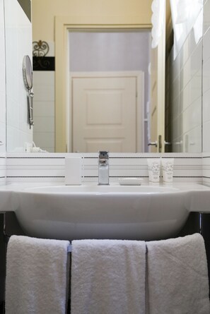 Quarto triplo | Banheiro | Produtos de toalete grátis, secador de cabelo, bidê, toalhas de banho