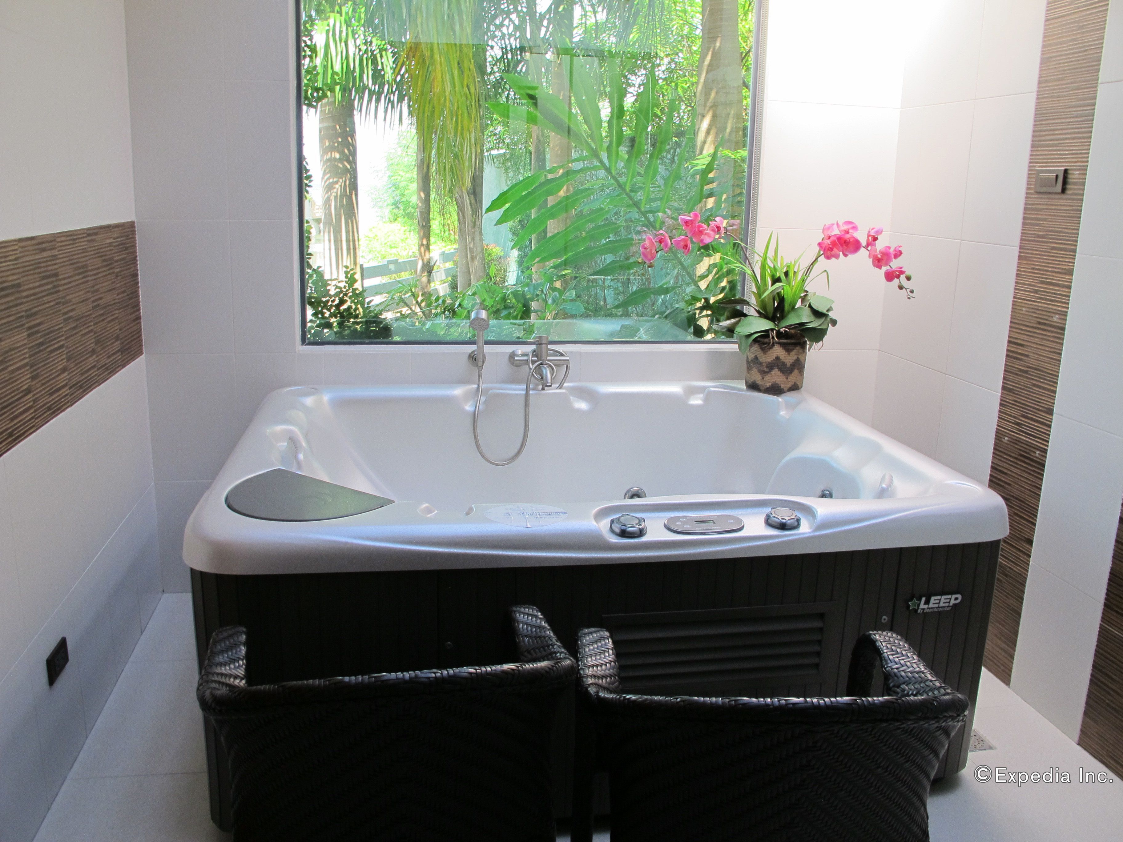 couples treatment room(s), sauna, hot stone massages, swedish massages