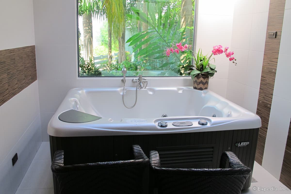 couples treatment room(s), sauna, hot stone massages, swedish massages