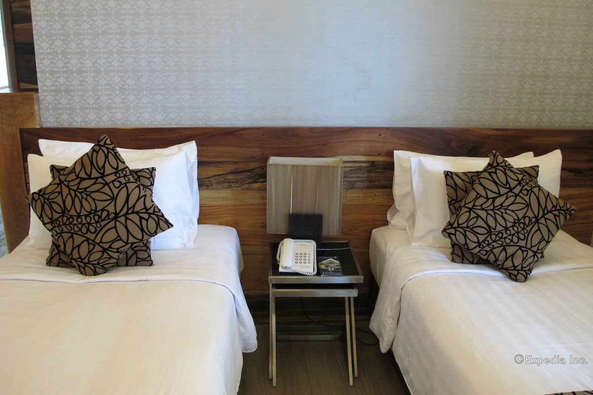 Deluxe Room | 1 bedroom, minibar, in-room safe, free cribs/infant beds