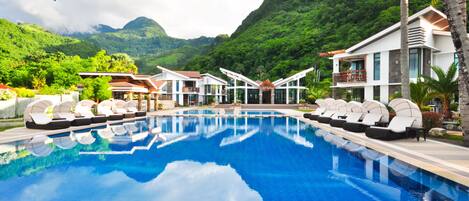 Outdoor pool, free cabanas, sun loungers