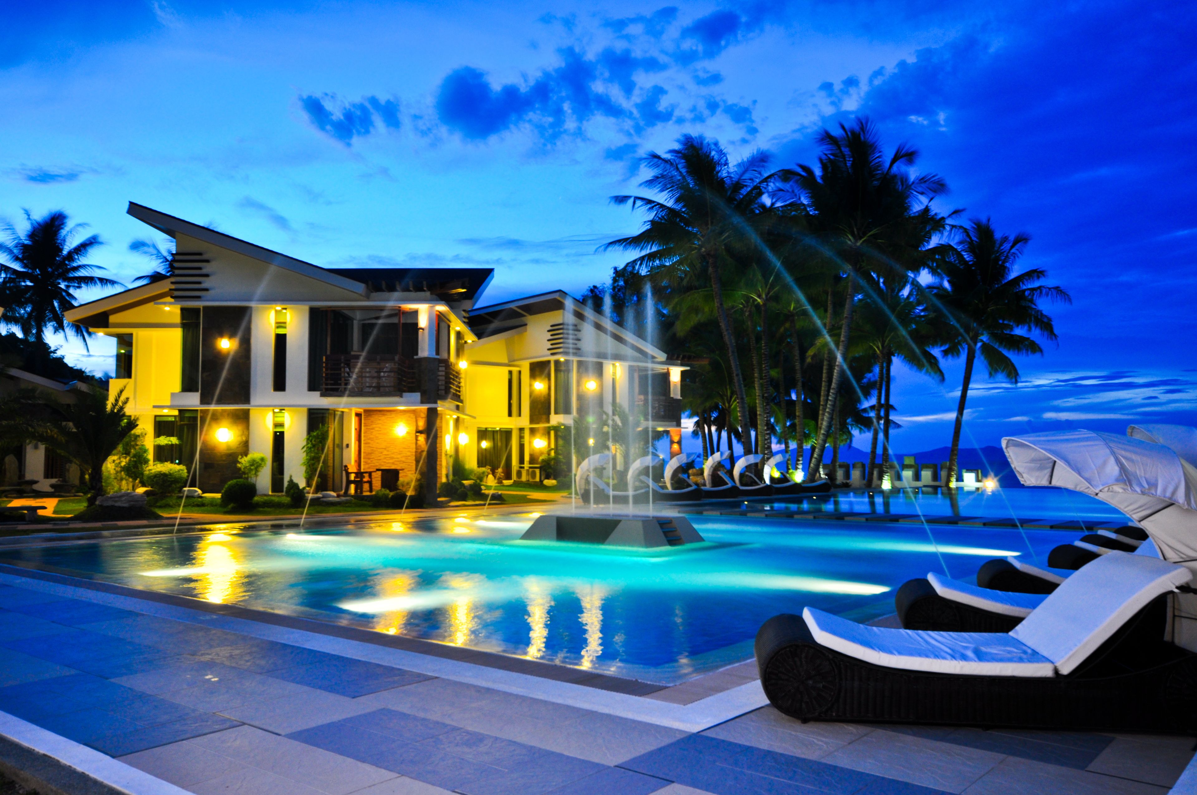 outdoor pool, free pool cabanas, pool loungers