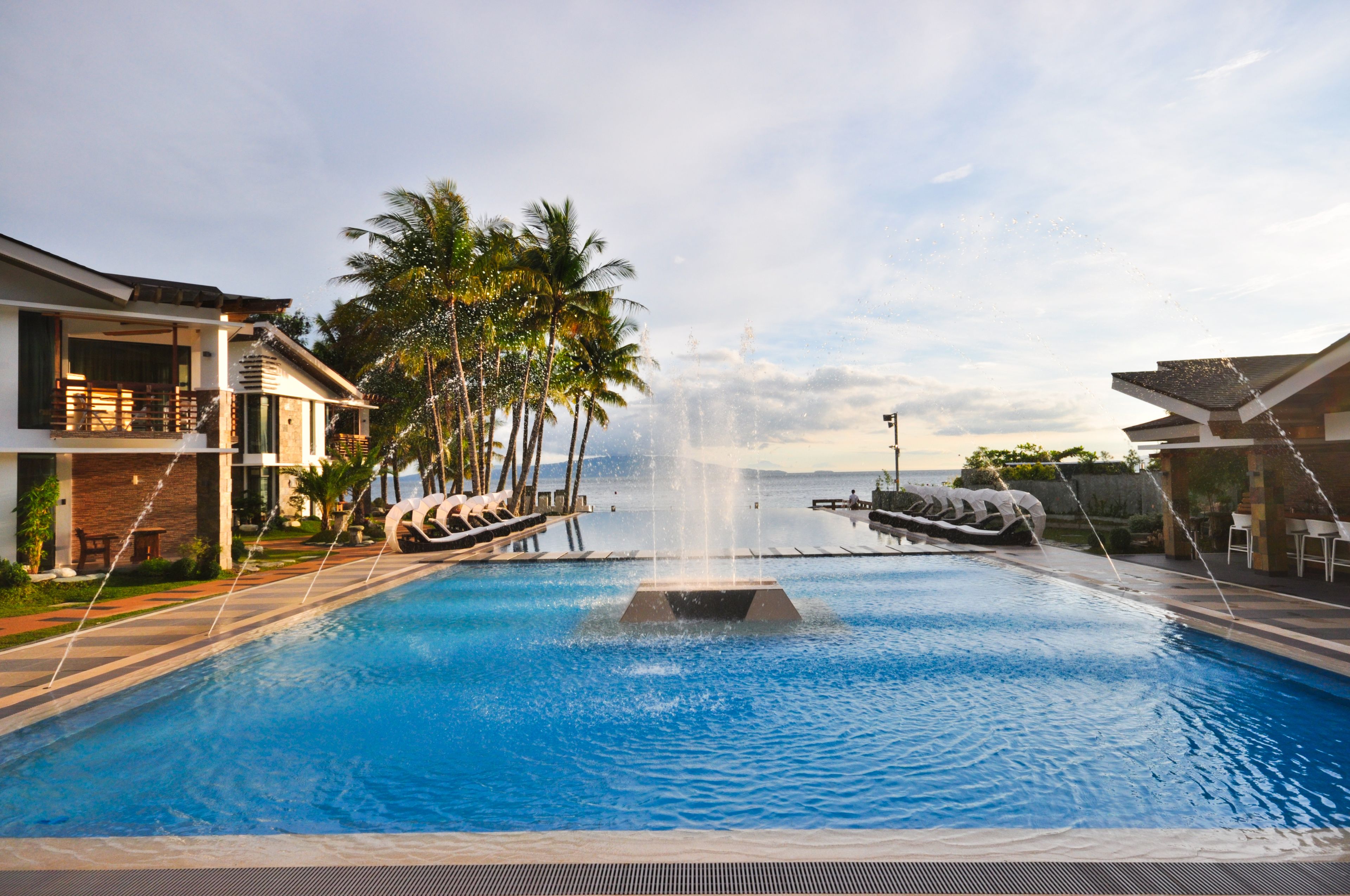 Outdoor pool, free cabanas, sun loungers