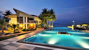 Piscine extérieure, cabanons gratuits, chaises longues