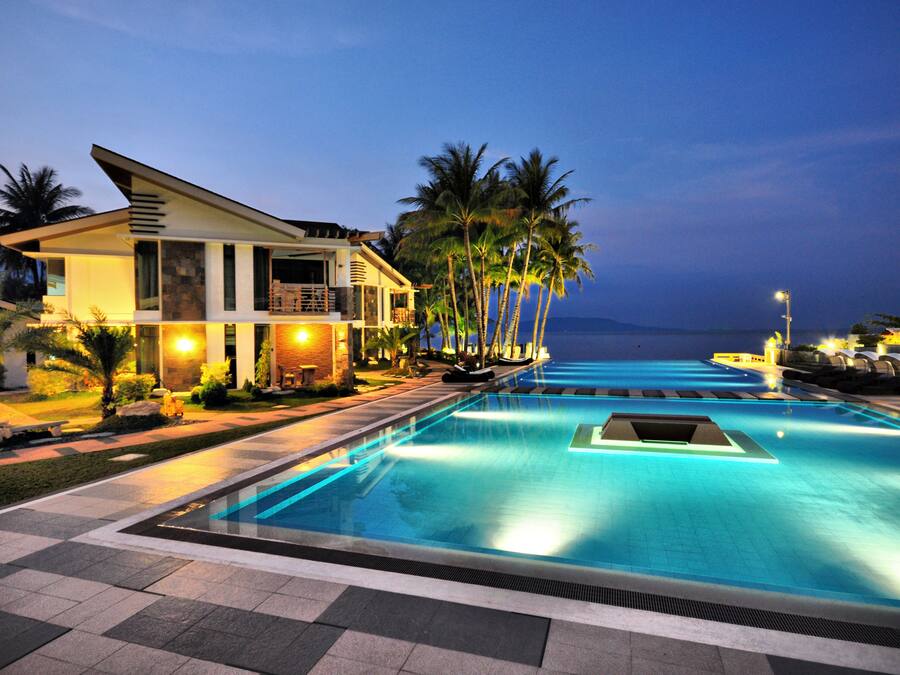 Een buitenzwembad, gratis zwembadcabana's, ligstoelen bij het zwembad