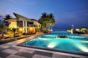 Outdoor pool, free pool cabanas, pool loungers - Infinity Resort (Puerto Galera)