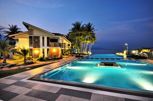 สระว่ายน้ำกลางแจ้ง, คาบาน่าฟรี, เก้าอี้อาบแดดริมสระ