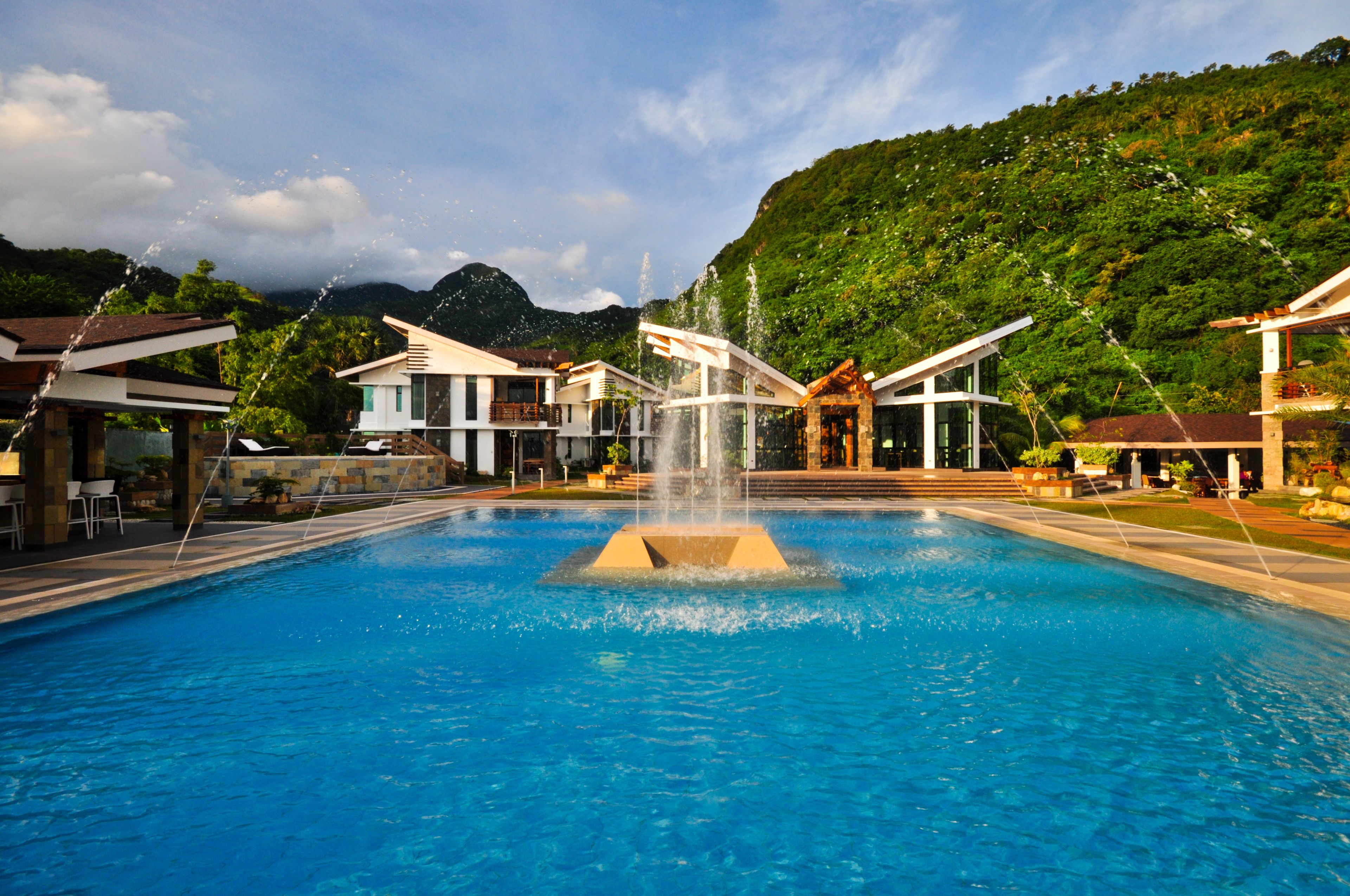 Outdoor pool, free cabanas, sun loungers