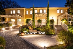 Front of property - Country Lodge (Siena)