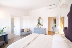 Quarto casal ou duplo superior (Elegant) | Escrivaninha, Wi-Fi de cortesia, roupa de cama