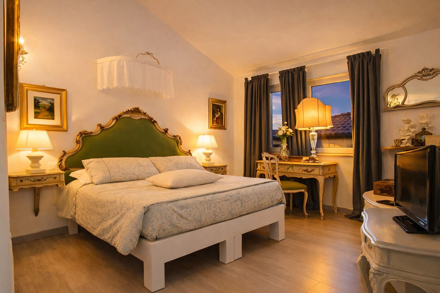 Dobbelt- eller tomannsrom – deluxe | Skrivebord, wi-fi (inkludert) og sengetøy