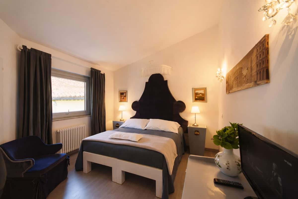 Escritorio, wifi gratis y ropa de cama