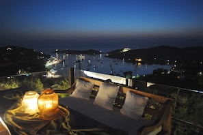 Lunch, dinner served; Greek cuisine, alfresco dining