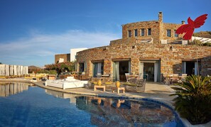 Vista frontal de la propiedad