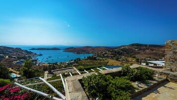 Premium bedding, down comforters, minibar, in-room safe