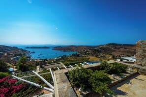 Suite exclusiva, vista al mar (Mini Pool) | Ropa de cama de alta calidad, edredón y minibar 