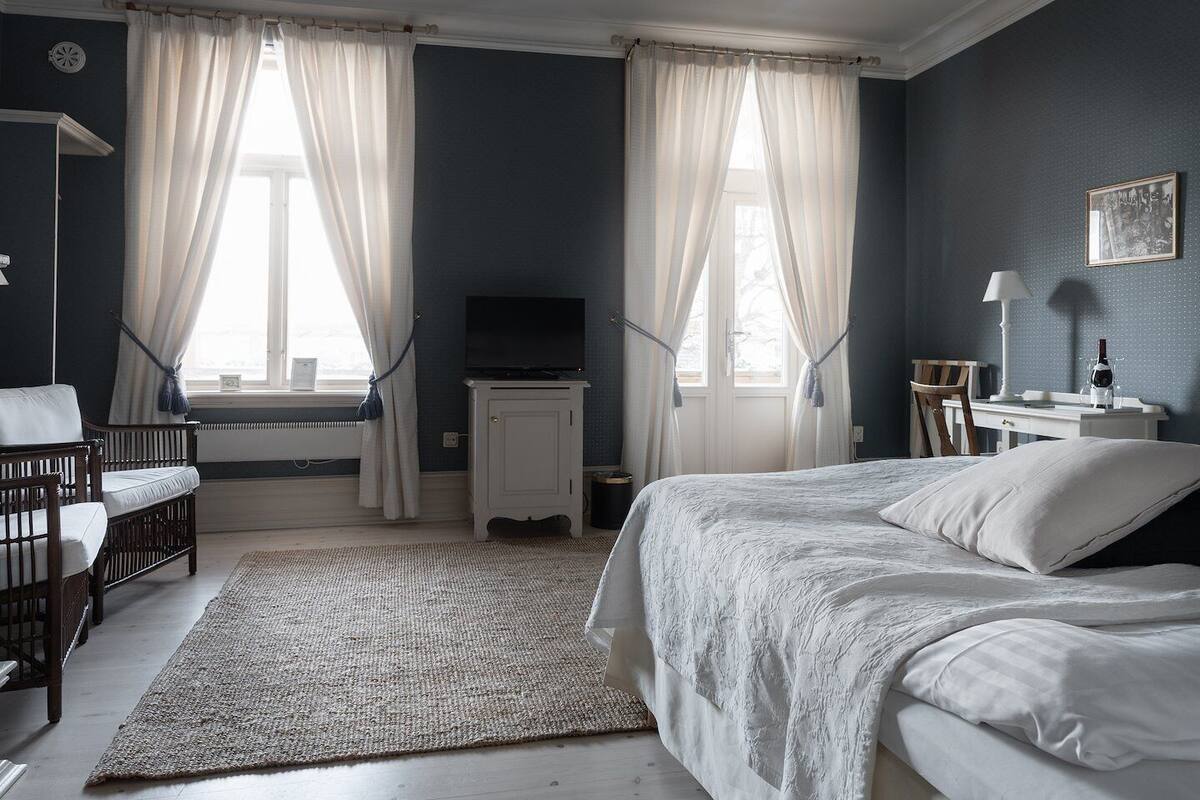 Double Room With View and Balcony- Dancing  | Dundyner, minibar, skrivebord og blendingsgardiner