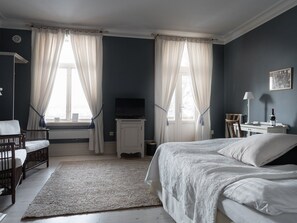 Habitación superior con 1 cama doble o 2 individuales, balcón, vistas al puerto | Edredones de plumas, minibar, decoración individual