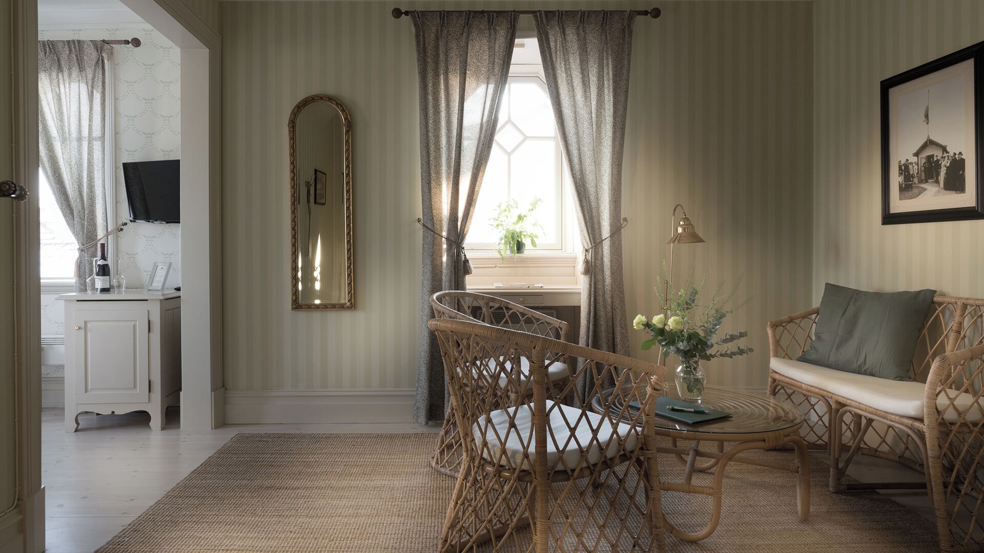 Deluxe Room, Harbour View | Living area | Flat-screen TV