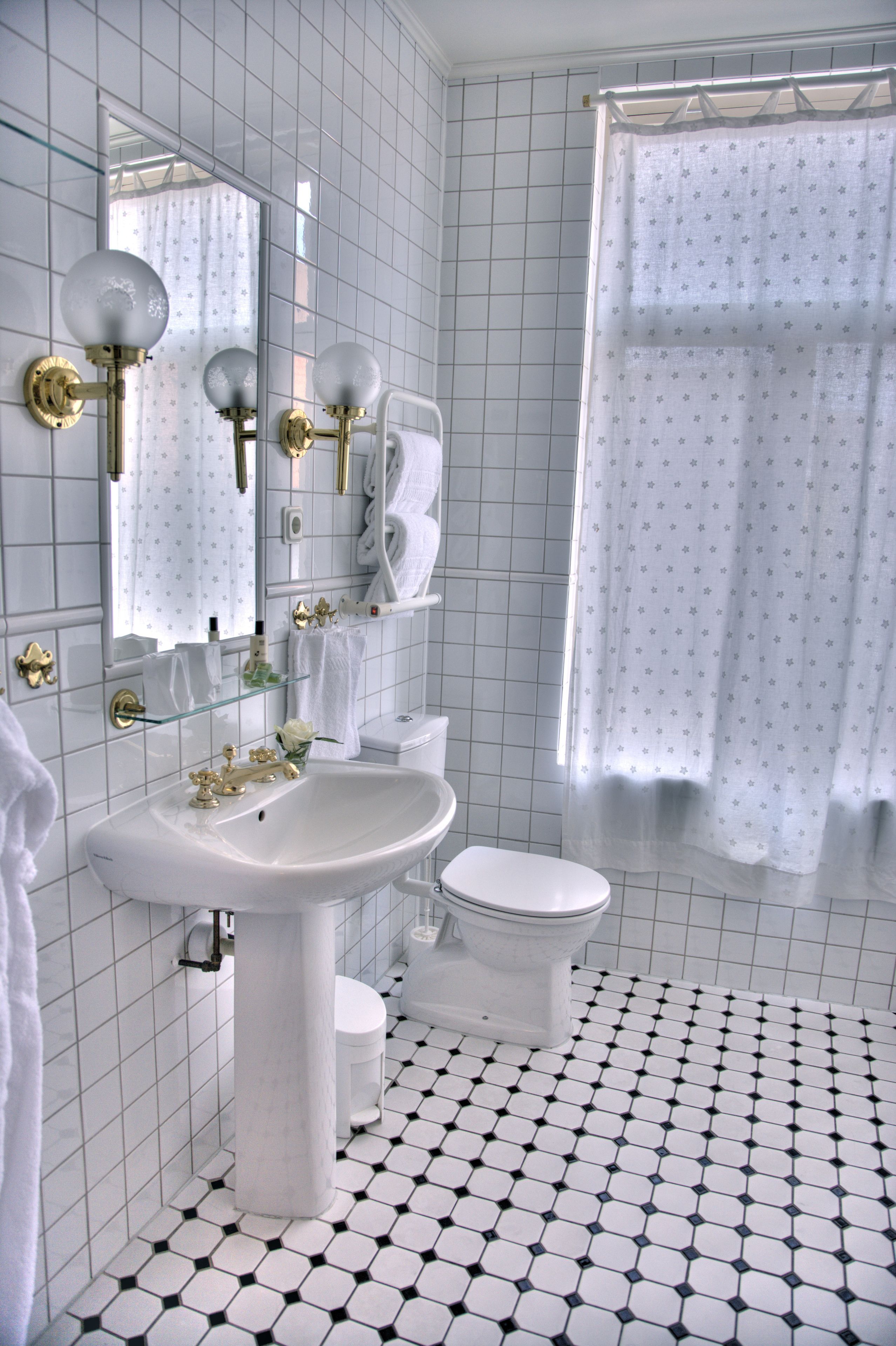 deluxe room | bathroom | combined shower/bathtub, free toiletries, hair dryer, bathrobes