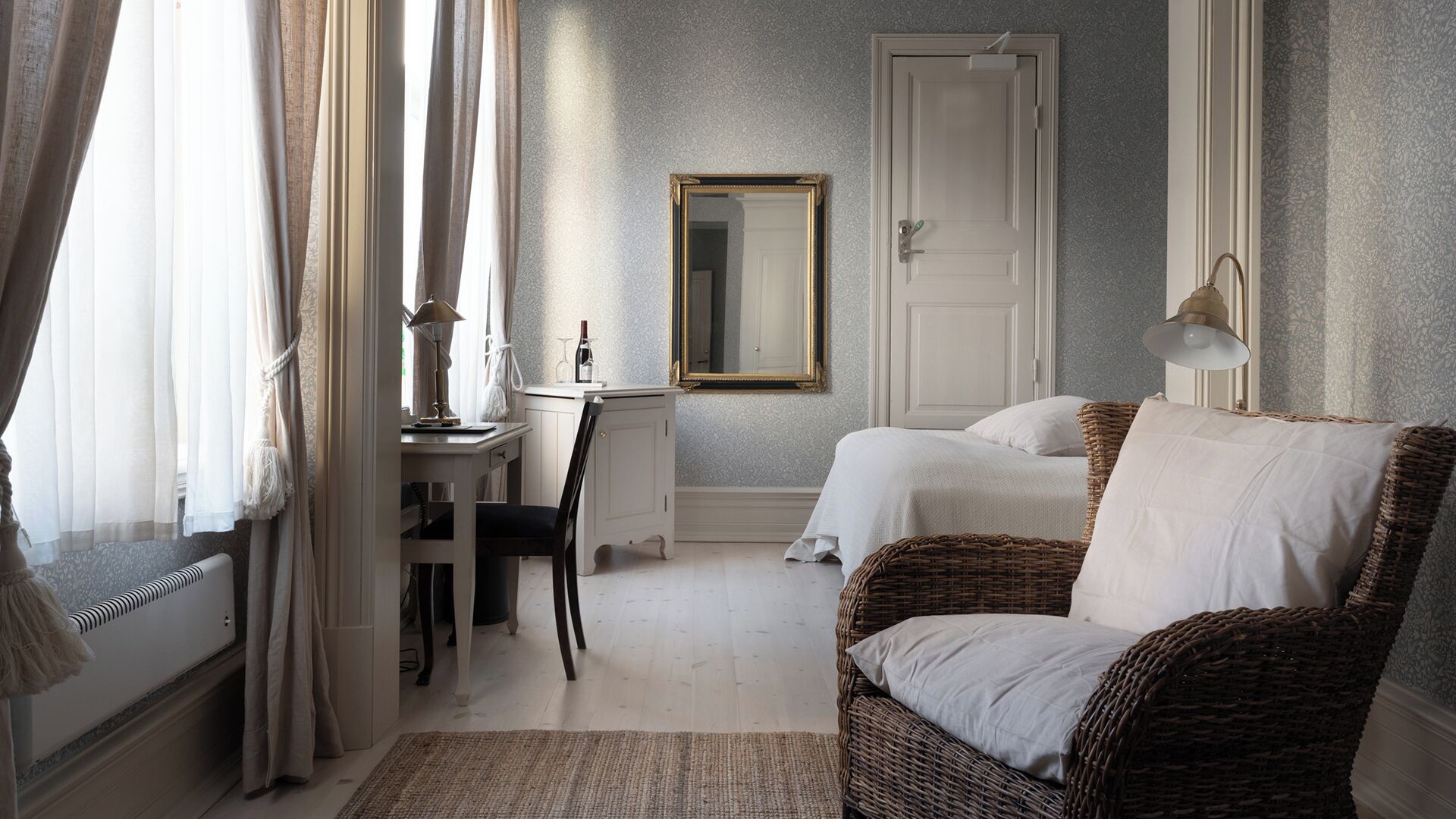 Room towards the inner courtyard, no view | Edredón, minibar, decoración personalizada y muebles diferentes 