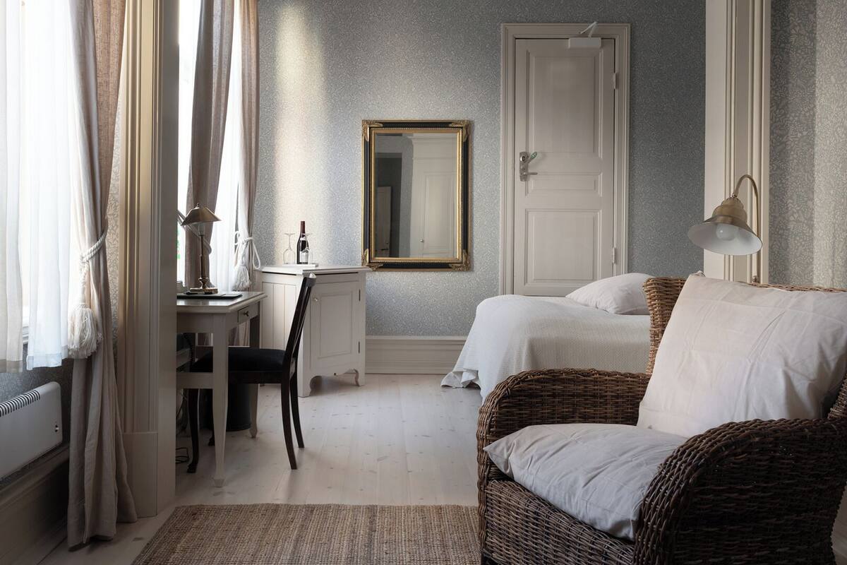 Room towards the inner courtyard, no view | Dundyner, minibar, skrivebord og blendingsgardiner